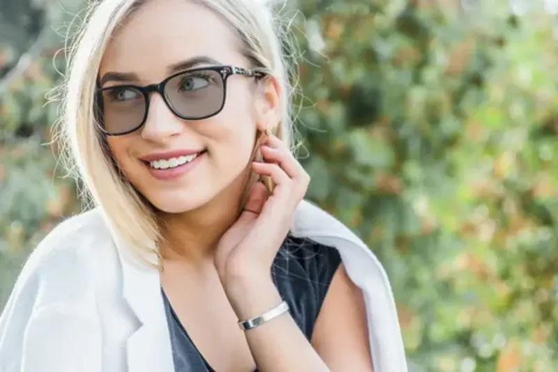 Lente de oculos de grau que escurece no sol preço